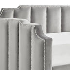 Lit de repos en velours gris